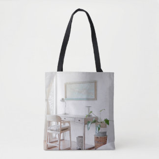 TOTE BAG BUREAU VIDE PRÈS DU RIDEAU