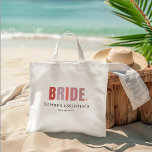 Tote Bag Cadeau Bachelorette personnalisée pour mariée<br><div class="desc">Célébrez la future mariée avec style grâce à ce sac fourre-tout personnalisé conçu pour tous ses besoins essentiels ! Doté d'une typographie "BRIDE" audacieuse, d'un nom personnalisé et d'un lieu d'événement, ce sac en toile chic est parfait pour les week-ends de fête de bachelorette, la préparation d'un mariage ou des...</div>