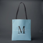 Tote Bag Cadeau Bridesmaid Blanc Noir Monogramme Dusty Bleu<br><div class="desc">Ce sac fourre-tout de Bridesmaid présente un monogramme manuscrit de typographie en noir et blanc avec des swashes sur un arrière - plan bleu poussiéreux. Présentez vos serveuses d'honneur avec un fourre-tout pour transporter des objets le jour du mariage,  et traditionnellement présentés au dîner de répétition ou avant.</div>