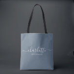 Tote Bag Cadeau Bridesmaid Dusty Blue<br><div class="desc">Ce sac d'accessoires Bridesmaid comporte une typographie manuscrite en écriture blanche avec des swashes sur un arrière - plan bleu ardoise. Présentez un sac fourre-tout à vos demoiselles d'honneur pour leurs petits articles. Présenté traditionnellement au dîner de répétition,  à utiliser tôt le matin avant le mariage.</div>