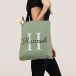 Tote Bag Cadeau de demoiselle d'honneur à monogramme avec n<br><div class="desc">Sac fourre-tout vert sauge à monogramme pour demoiselle d'honneur avec nom. Cadeau idéal pour vos demoiselles d'honneur et témoin principal. Personnalisé avec la première lettre et le nom.</div>