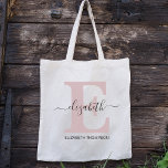 Tote Bag Cadeau de mariée sur mesure rose et noir<br><div class="desc">Vous recherchez un cadeau unique et personnalisé pour vos demoiselles d'honneur ? Ne cherchez pas plus loin que nos sacs fourre-tout-cadeaux de mariée roses et noirs personnalisés ! Chaque sac fourre-tout est customisé avec les initiales de votre femme de ménage et peut être utilisé comme sac personnel ou comme cadeau...</div>