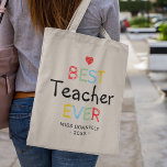 Tote Bag Cadeau PTA Cute | Meilleur enseignant jamais<br><div class="desc">Dites merci avec ce sac cadeau fourre-tout pour l'appréciation des enseignants avec un coeur rouge mignon,  les mots "meilleur enseignant jamais" dans un design typographique coloré,  leur nom,  et l'année.</div>
