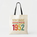 Tote Bag Cadeaux de 70 ans Vintage 1952 70e cadeau d'annive<br><div class="desc">Parfaite Idéa for Women and Men - Vintage 1952 Birthday Costume. Greatest Holliday Present for Parents Turning 70 Mother, maman, oncle, grandmother, Best Friend, Father, Grandfather, Aunt, Husband, Papa On 70 Yr Old Birthday Celebrate Your Husband, Wife, Maman, papa 70th Birthday Party with This Funny 70 Yr Old Gift, Complete...</div>