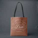 Tote Bag Calligraphie moderne Terracotta Mère de la Mariée<br><div class="desc">Une mère intemporelle et élégante du sac fourre-tout cadeau de la mariée avec un script de calligraphie raffiné sur un arrière - plan classique,  parfait pour une célébration mariage formelle et sophistiquée. Pour la personnalisation ou des produits supplémentaires avec ce design,  n'hésitez pas à me contacter.</div>