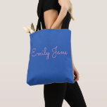 Tote Bag Calligraphie rose et bleu moderne Personnalisé<br><div class="desc">Un joli design moderne simple de votre nom dans un style de typographie amusant en rose millénaire sur un arrière - plan bleu cobalt.</div>