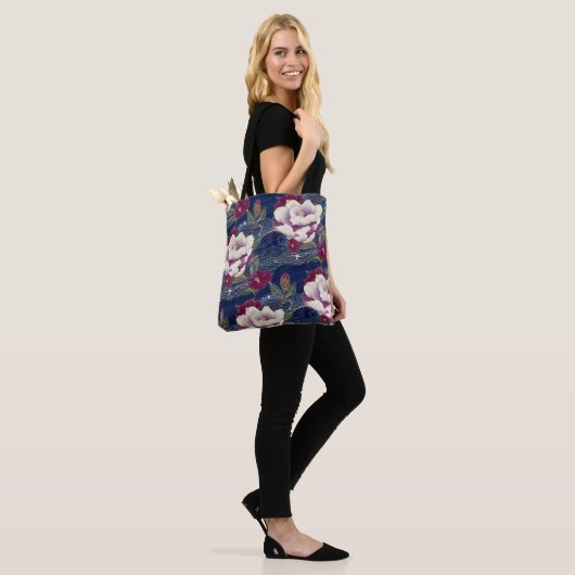 Tote Bag Camellias en bleu foncé (Sur le modèle)