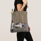 Tote Bag Canard à queue pointue nage dans un étang (De près)