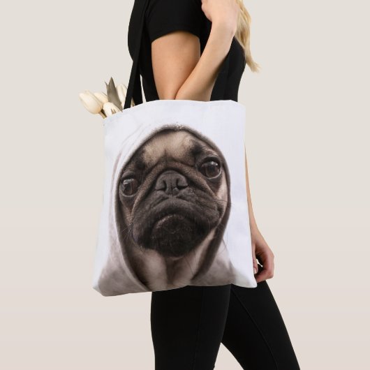 Tote Bag Carlin dans un sweat - shirt à capuche (De près)