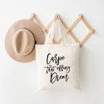 Tote Bag Carpe Que Effing Diem Brush Lettré<br><div class="desc">Carpe diem ! Prenez la journée avec cette jolie typographie fourre-tout avec "carpe qui effing diem" en noir écrit à la main en lettres brosses. Un regard moderne,  frais et drôle sur l'aphorisme latin classique.</div>