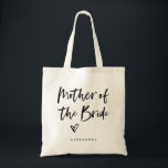 Tote Bag Casual Script | Chic Simple Mère de la mariée<br><div class="desc">Ce sac cadeau de fête de mariée élégant et chic présente une typographie de script noir moderne et décontractée qui dit "Mère de la mariée",  et un coeur griffé branché,  avec son nom en gras simple. Le cadeau de mariage parfait pour toute votre fête de mariage.</div>