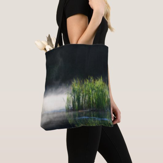 Tote Bag Cattails Dans Le Mist Sur Une Nature Étang (De près)