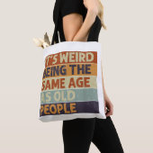 Tote Bag C'est bizarre d'être le même âge que les personnes (De près)