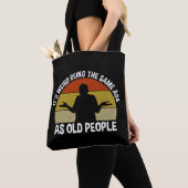 Tote Bag C'est bizarre d'être le même âge que les personnes (De près)
