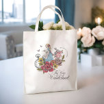 Tote Bag Cette façon de Wonderland Vintage Fairytale Mariag<br><div class="desc">Le design est composé d'un mélange de fleurs et d'oeuvres d'art originales dessinées à la main. Nous avons méticuleusement restauré l'iconique Alice in Wonderland illustrations vintages en les esquissant à la main et en les donnant vie avec de beaux sous-tons aquarelle et en ajoutant notre propre touche personnelle. Le design...</div>