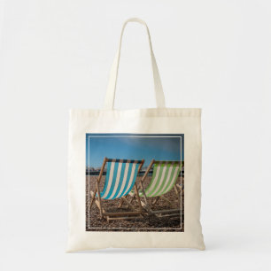 Tote Bag Chaises de plate-forme regardant la mer