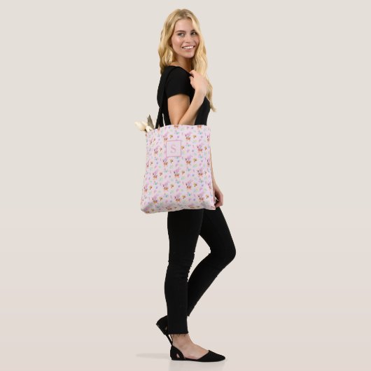 Tote Bag charmant jardin de lapin rose pâle motif Monogram (Sur le modèle)