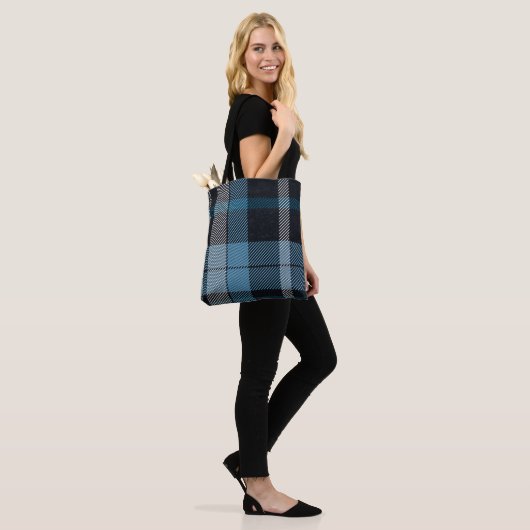 Tote Bag Charme Plaid bleu & noir intemporel : élégant (Sur le modèle)