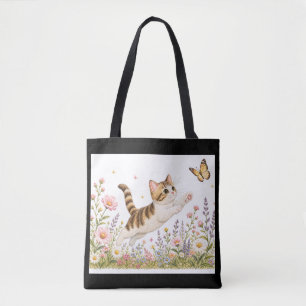 Tote Bag Chat brodé poursuivant un papillon dans une prairi