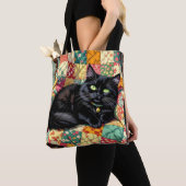 Tote Bag Chat noir mignon sur chaise à rocher (De près)