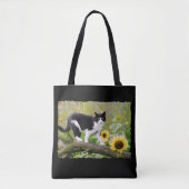 Tote Bag Chat tuxedo mignon sur une branche d'arbre avec de (Devant)
