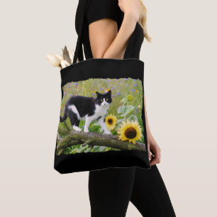 Tote Bag Chat tuxedo mignon sur une branche d'arbre avec de
