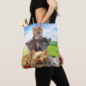 Tote Bag Chatons amusants dans le champ vert. (De près)