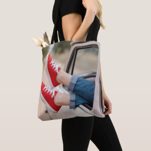 Tote Bag Chaussures rouges suspendues à la fenêtre d'un cam
