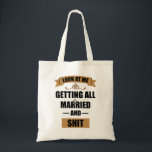 Tote Bag Chemise Demoiselle d'Honneur Enterrement de Vie de<br><div class="desc">Chemise Demoiselle d'Honneur Enterrement de Vie de Jeune Fille Soûl Chemise de Fiançailles Chemise de Future Mariée Chemise de Mariée Drôle Regarde Moi Me Marier 
mariage, couple, amour, relation, humour, drôle, sarcastique, fiancée, future mariée, marié, femme, enterrement de vie de jeune fille, mariée, lune de miel</div>