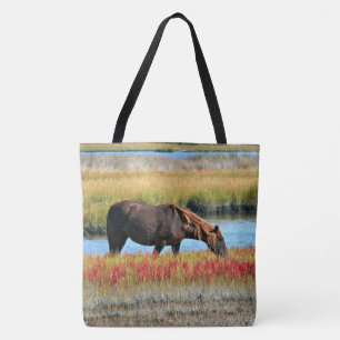 Tote Bag Cheval Brun Paissant au Bord d'un Pré Marécageux