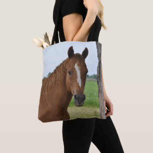 Tote Bag Cheval Brun près d'un Arbre