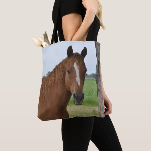 Tote Bag Cheval Brun près d'un Arbre (De près)