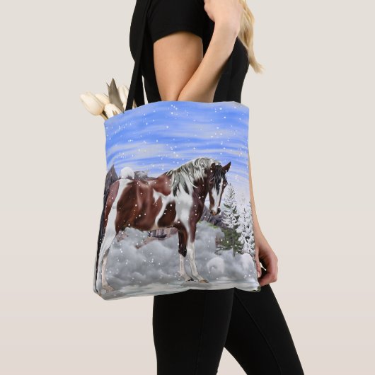 Tote Bag Cheval de peinture Tobiano blanc et baie en neige (De près)