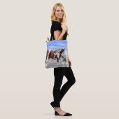 Tote Bag Cheval de peinture Tobiano blanc et baie en neige (Sur le modèle)