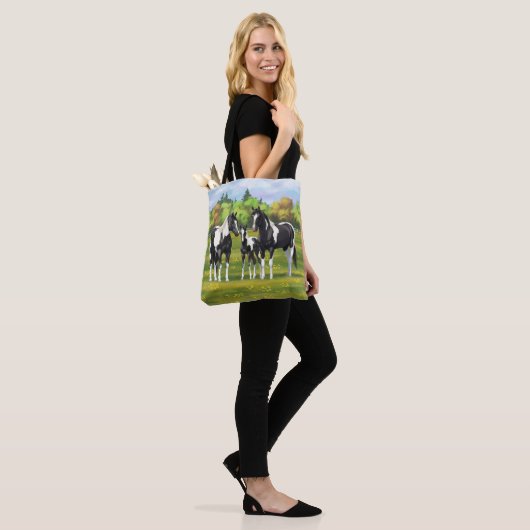 Tote Bag Chevaux De Peinture De Pinto Noir En Pâturage Été (Sur le modèle)