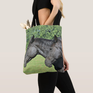 Tote Bag Chevaux noirs dans une prairie ensoleillée