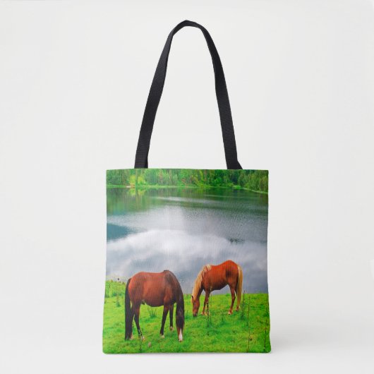 Tote Bag Chevaux pâturant prairie avec un lac de forêt (Devant)