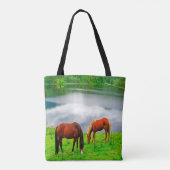 Tote Bag Chevaux pâturant prairie avec un lac de forêt (Dos)