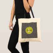 Tote Bag Chevron noir et blanc avec Monogramme vert citron (Devant (produit))