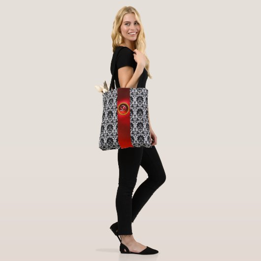 TOTE BAG CHIC BLACK WHITE DAMASK RED RUBY GEMSTONE MONOGRAM (Sur le modèle)