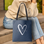Tote Bag Chic Coeur Marine Bleu Personnalisé<br><div class="desc">Ce sac fourre-tout bleu marine est personnalisé avec votre nom dans une police simple sur un grand coeur blanc. Idéal pour vous-même,  pour vos demoiselles d'honneur,  club de lecture,  cadeau de remise de diplômes,  cadeau d'anniversaire,  cadeau d'enseignant ou toute occasion. PLUS de couleurs dans notre magasin.</div>