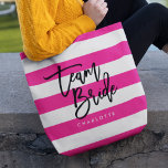 Tote Bag Chic rose et blanc rayures Black Team Bride<br><div class="desc">Fourre-tout All-Over-Print avec les mots "Team Bride" en script à la mode noir contre un arrière - plan motif à rayures rose et blanc. Parfait pour les mariages pour les demoiselles d'honneur, la servante d'honneur et la fille aux fleurs. Pour d'autres éléments correspondants, voir ici https://www.zazzle.com/collections/119250194970828530?rf=238364477188679314 Personnalisez-le en remplaçant le...</div>