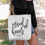 Tote Bag Chic Script Personnalisé Maid of Honor<br><div class="desc">Offrez à votre bonne d'honneur ce sac fourre-tout super mignon et personnalisé ! Design moderne et tendance noir et blanc avec "bonne d'honneur" en noir manuscrit typographie. Customisez facilement avec votre femme d'honneur en utilisant le champ modèle fourni.</div>