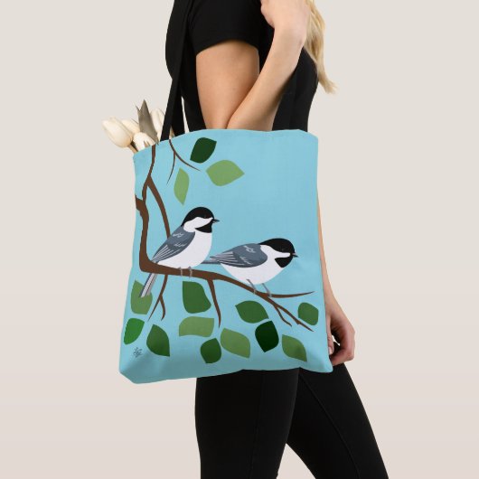 Tote Bag Chickadé noir sur la branche de l'arbre (De près)