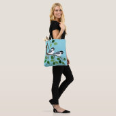 Tote Bag Chickadé noir sur la branche de l'arbre (Sur le modèle)