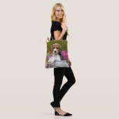 Tote Bag Chien Beagle mignon coquelicot dans un magasin de  (Sur le modèle)