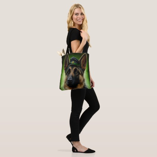 Tote Bag Chien berger allemand en tenue de jour St. Patrick (Sur le modèle)