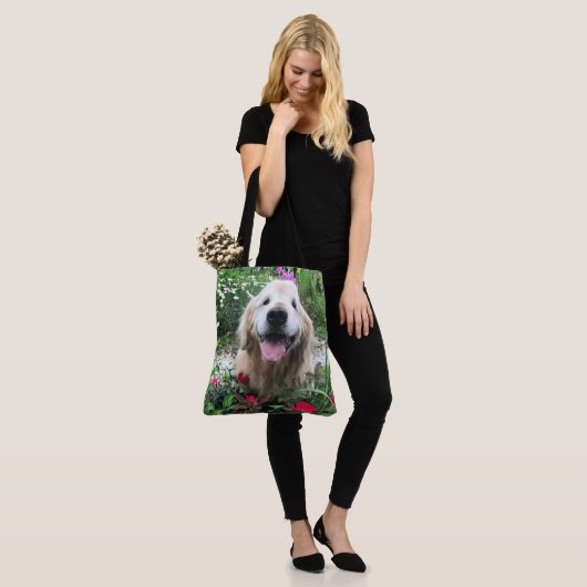 Tote Bag Chien doré souriant parmi les fleurs (Sur le modèle)