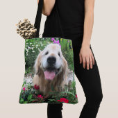 Tote Bag Chien doré souriant parmi les fleurs (De près)