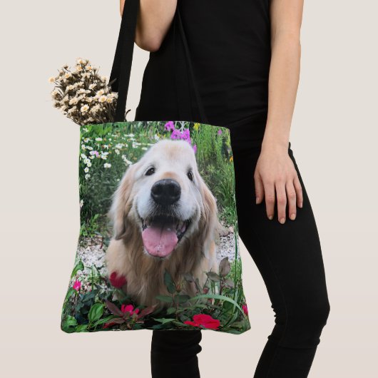 Tote Bag Chien doré souriant parmi les fleurs (De près)